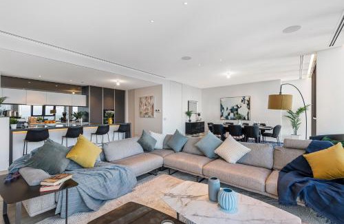 Melbourne Central Business District Apartment | Complete Host Abode318 Apartments