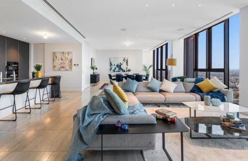 Melbourne Central Business District Apartment | Complete Host Abode318 Apartments