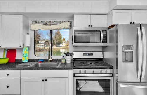 York Boat Rental | Completely Redone Lux Houseboat Private Moored