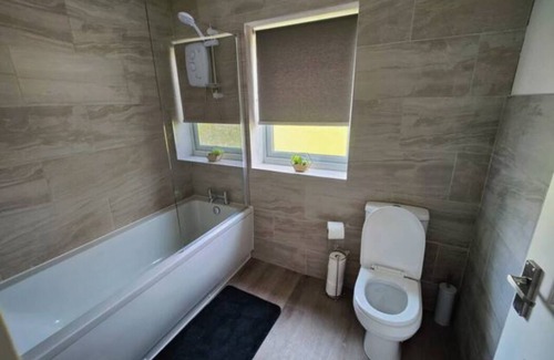 Runcorn House | Completely Renovated House with 4 Double Beds