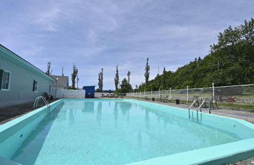 Isle aux Coudres Apartment | Condo Bord de fleuve Piscine - Les Voitures d'Eau
