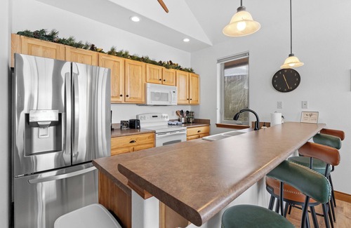 Willow Grove House | Condo Near Ski Resorts w/Stunning Mountain Views & Shared Hot Tub!