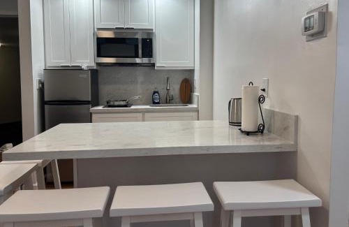 Downtown Honolulu Apartment | Condotel Quiet with High Ceiling Free Parking and WiFi