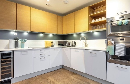Kentish Town Apartment | Contemporary 3BR Flat w/Private Entrance and Patio