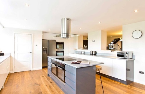 Longnor House | Contemporary 9 bedroom holiday home, next to the High Peak & Tissington Trails.