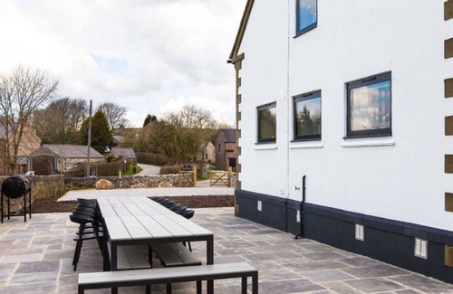Longnor House | Contemporary 9 bedroom holiday home, next to the High Peak & Tissington Trails.