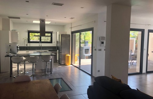 Teyran Villa | Contemporary air-conditioned villa with heated pool