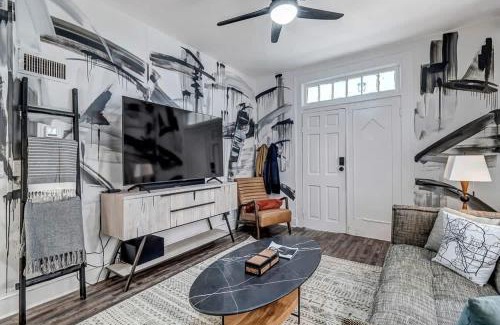 Urban Core Apartment | Contemporary Apartment - 5 Min To TIAA Bank Field!