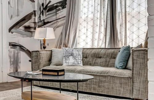 Urban Core Apartment | Contemporary Apartment - 5 Min To TIAA Bank Field!