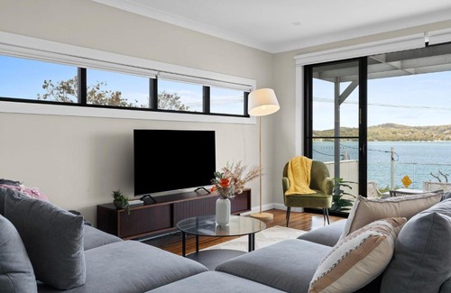 Speers Point House | Contemporary home with water vistas - Speers Point