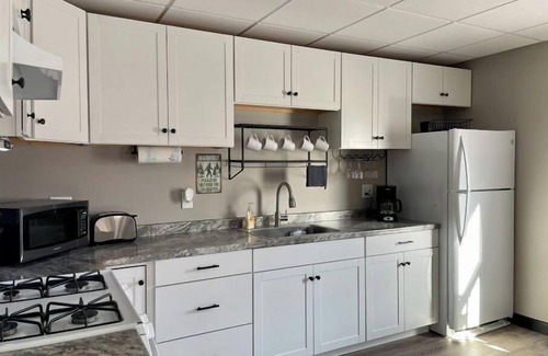 Whitehall Apartment | Contemporary Queen