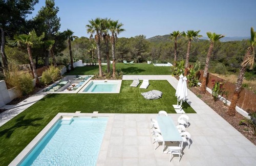 Avinyonet del Penedes Villa | Contemporary villa near Sitges Hills