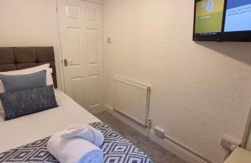 Port Talbot House | Contractor Base - Flexible Parking - Smart TVs in Rooms