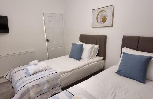 Port Talbot House | Contractor Base - Flexible Parking - Smart TVs in Rooms