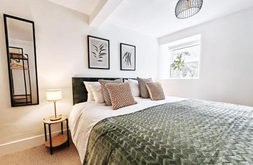 Exeter Apartment | Contractor-Friendly 2-Bed Apartment - Fast WiFi and Free Overnight Parking