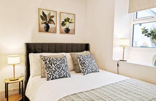 Exeter Apartment | Contractor-Friendly 2-Bed Apartment - Fast WiFi and Free Overnight Parking