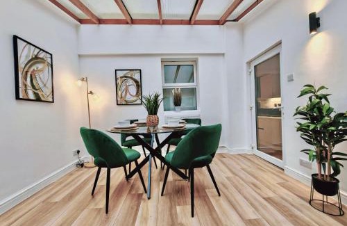 Exeter Apartment | Contractor-Friendly 2-Bed Apartment - Fast WiFi and Free Overnight Parking