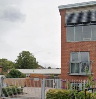 Coventry Apartment | Contractor-Friendly, Private Gated Parking, Fast WiFi, Sofa Bed & Netflix, 5-Min Walk to City Centre, 15-Min Walk to Train Station, Ideal for Relocators & Families