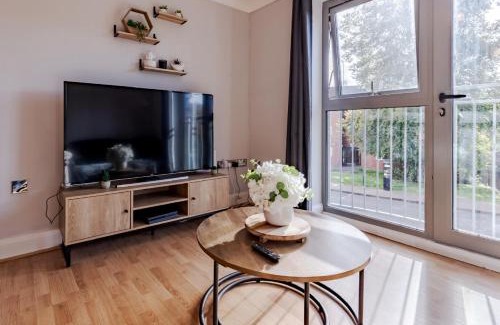 Coventry Apartment | Contractor-Friendly, Private Gated Parking, Fast WiFi, Sofa Bed & Netflix, 5-Min Walk to City Centre, 15-Min Walk to Train Station, Ideal for Relocators & Families