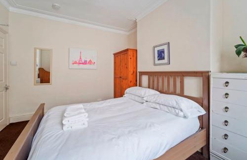 Wolverhampton House | Convenient 4 Bed Homely Retreat in Wolverhampton