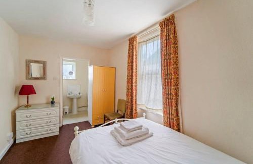 Wolverhampton House | Convenient 4 Bed Homely Retreat in Wolverhampton