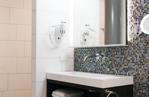 Weert Hotel | Convenient Comfort with Dining, Parking & Everything Nearby!