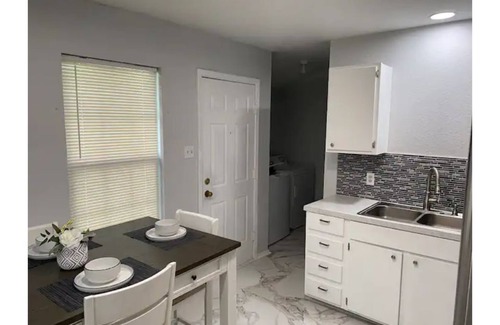 East Riverside House | Convenient Elegant Acreage - Baylor