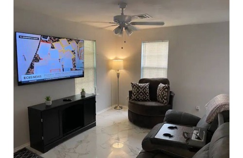 East Riverside House | Convenient Elegant Acreage - Baylor