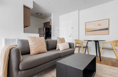 Gateway Apartment | Cool Gateway Studio w/Gym, Pool, nr Shopping, by Blueground