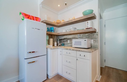 Palm Beach - West Palm Beach Condo | Coral Reef King Retro King Suite - near Beach