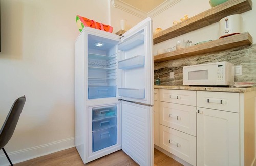 Palm Beach - West Palm Beach Condo | Coral Reef King Retro King Suite - near Beach