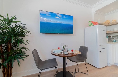 Palm Beach - West Palm Beach Condo | Coral Reef King Retro King Suite - near Beach