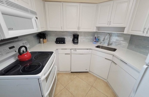 La Gorce Apartment | Corner 2.5 Br w/Balcony and Bay-City Views - 1620