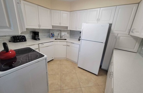 La Gorce Apartment | Corner 2.5 Br w/Balcony and Bay-City Views - 1620