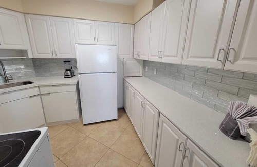 La Gorce Apartment | Corner 2.5 Br w/Balcony and Bay-City Views - 1620