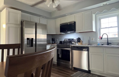 Westwood House | Corner Cottage 2 bedroom pets welcome and close to downtown