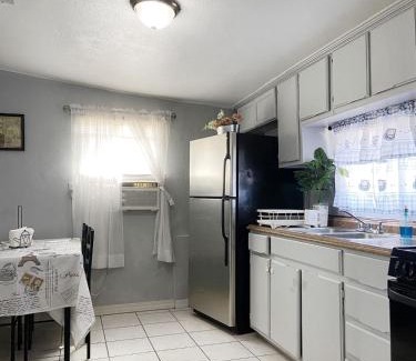 El Paso Apartment | Corner Gem Near Yarbrough Zaragoza I10 unit 1