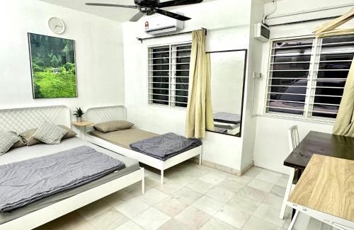 Bandar Tun Razak House | Corner Homestay with Garden and Private Parking