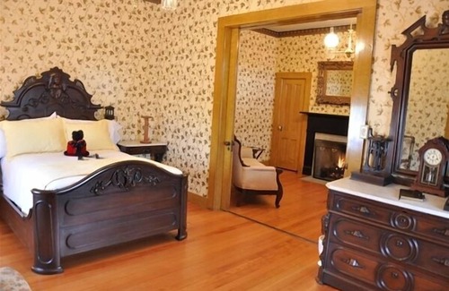 Old Town Hotel | Cosmopolitan Hotel & Restaurant