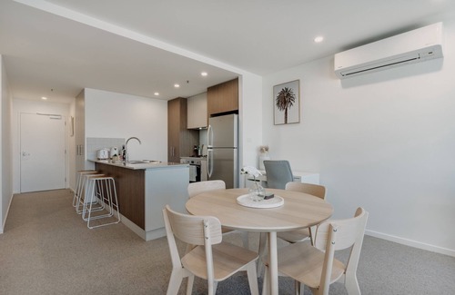 Phillip Apartment | Cosy 1-Bed with Pool, Gym and Secure Parking
