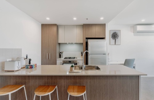 Phillip Apartment | Cosy 1-Bed with Pool, Gym and Secure Parking