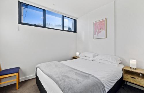 Flemington Apartment | Cosy 1-Bed with Private Balcony By Showgrounds