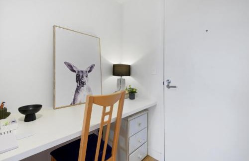 Flemington Apartment | Cosy 1-Bed with Private Balcony By Showgrounds