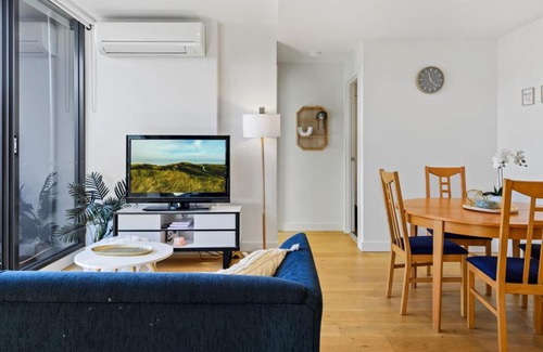 Flemington Apartment | Cosy 1-Bed with Private Balcony By Showgrounds