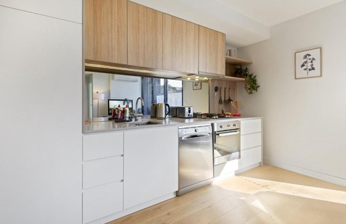 Flemington Apartment | Cosy 1-Bed with Private Balcony By Showgrounds