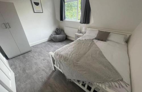 Bermondsey Apartment | Cosy 2 Bed in Tower Bridge Road
