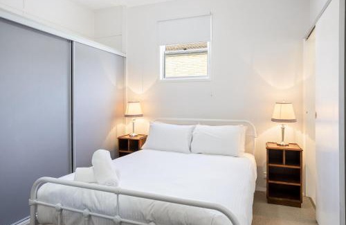 Margate House | Cosy 2-Bed with Private Deck 400m From Beach