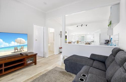 Margate House | Cosy 2-Bed with Private Deck 400m From Beach