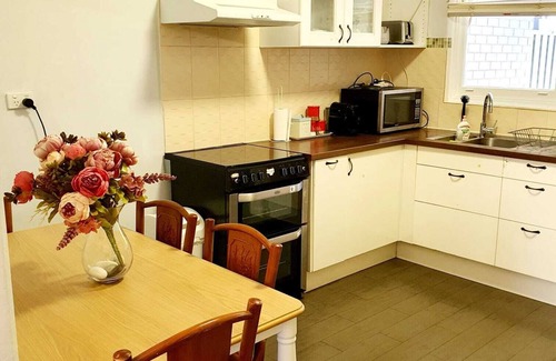 Kensington House | Cosy 2 Bedroom Cottage, enclosed big Backyard for Kids π¨βπ¨βπ¦ & FurKid πΆ