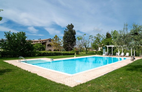 Citta Sant'Angelo Apartment | Cosy apartment for 4 guests with A/C, WIFI, pool, TV, patio and pets allowed